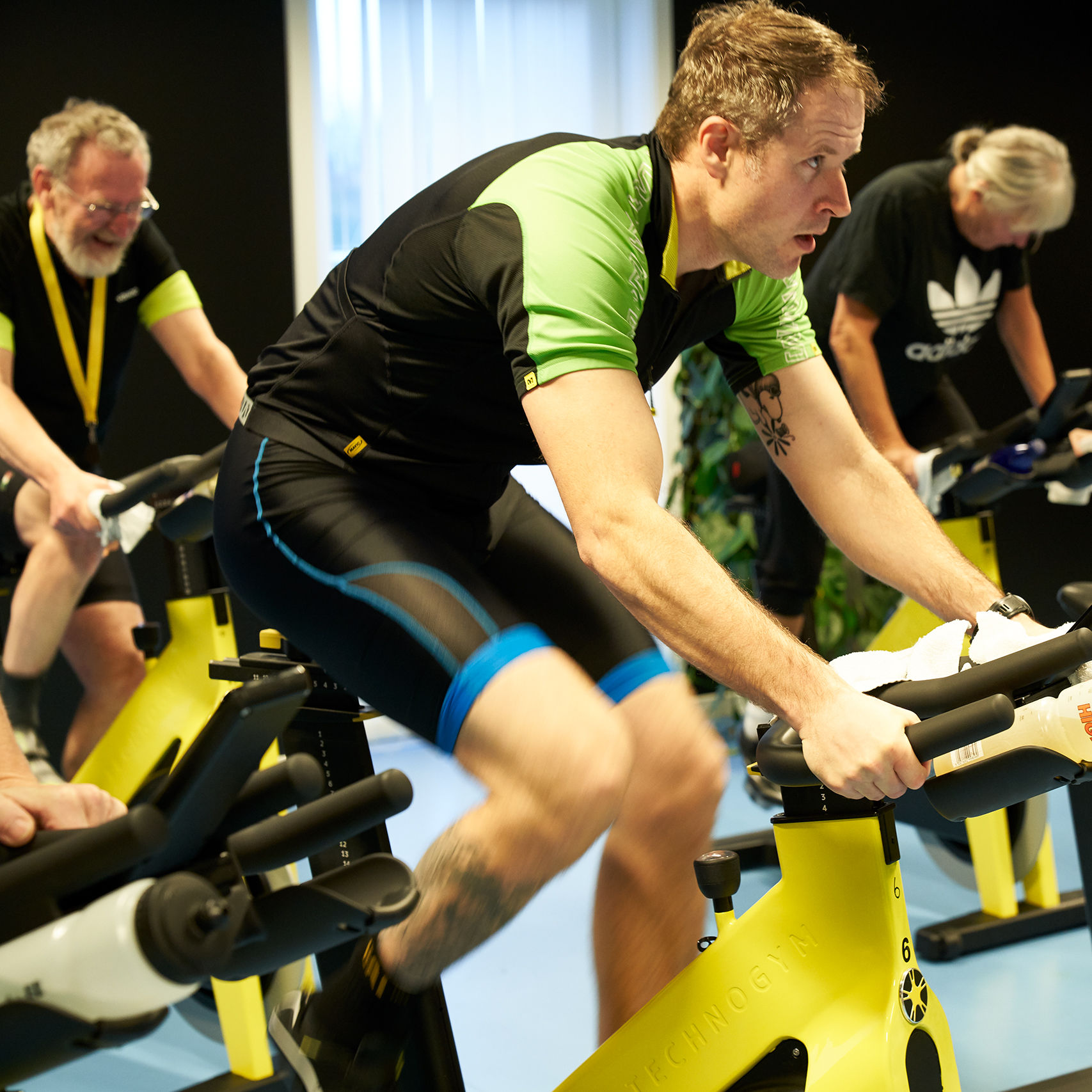 AIK Fitness i Strøby Idrætscenter｜Vi har åbent hver dag fra 04-22｜Indoor Cycling, Vægttræning og Cardio